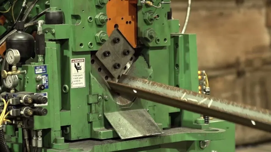 Peddinghaus Anglemaster AFCPS 623 processing a steel angle