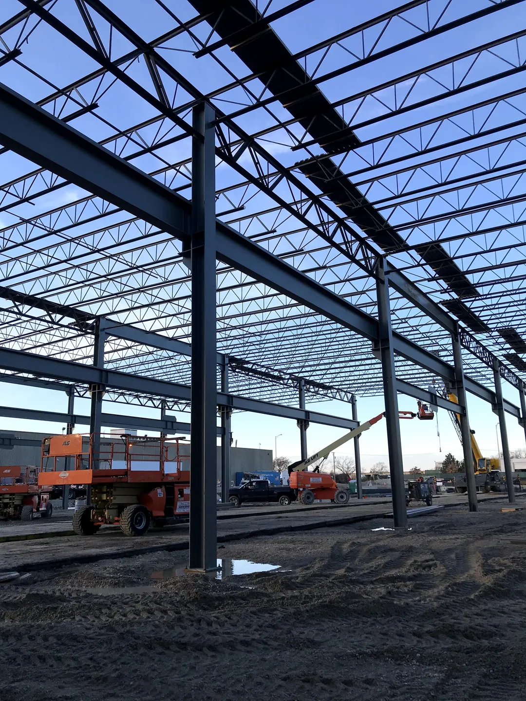 Bulldog Cartage: interior columns and joist girders, with scissor lifts on the floor