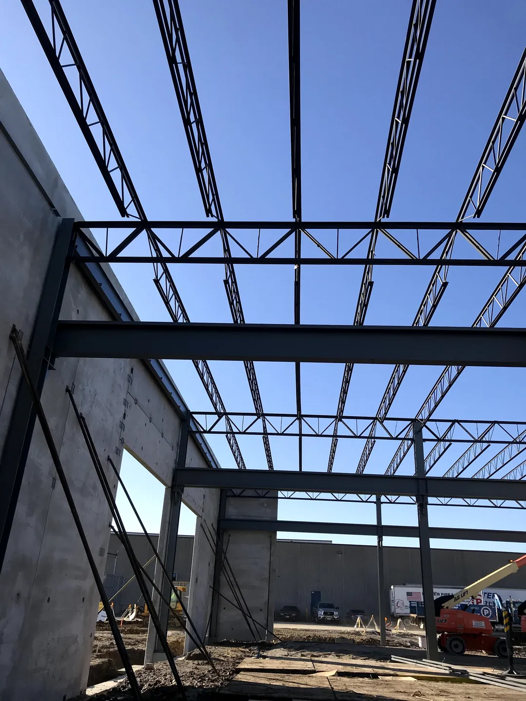 Bulldog Cartage: roof joists and joist girders framing into the tilt-up wall